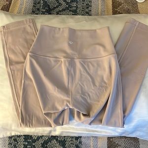 Lululemon Wunder Under leggings size 2- pale pink crop length 23”